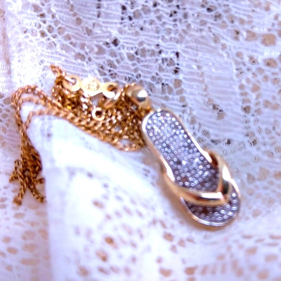 14 K Yellow GOLD TEN DIAMONDS INLAID SLIPPER ( FLIP FLOP ) PENDANT NECKLACE - Picture 5 of 6